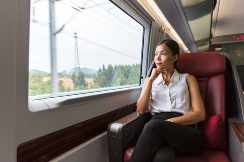 Ilustrasi perempuan solo traveling. Foto: Shutterstock