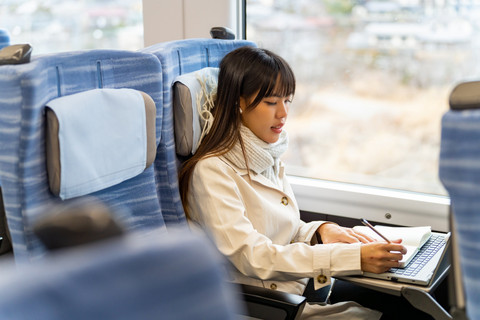 Ilustrasi perempuan solo traveling. Foto: Shutterstock