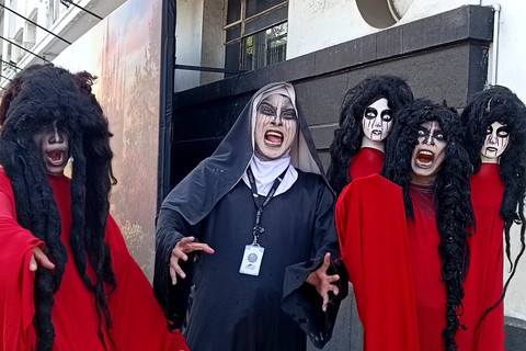 Putra dan rekannya sesama cosplayer hantu di kawasan Jalan Asia-Afrika, Kota Bandung, Minggu (23/3/2025). Foto: Robby Bouceu/kumparan