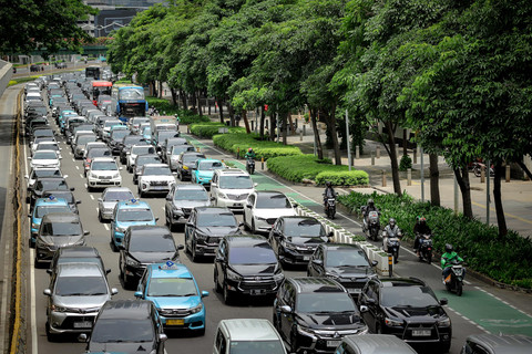 Sejumlah kendaraan terjebak kemacetan di Jalan Jenderal Sudirman, Jakarta, Minggu (23/3/2025). Foto: Jamal Ramadhan/kumparan