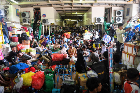 Sejumlah penumpang menempati geladak KM Prince Soya di Pelabuhan Samarinda, Kalimantan Timur, Minggu (23/3/2025). Foto: M Risyal Hidayat/ANTARA FOTO