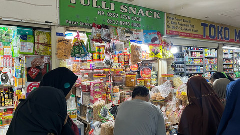 Masyarakat berburu kue lebaran di Pasar Senen, Jakarta Pusat, Minggu (23/3/2025). Foto: Haya Syahira/kumparan
