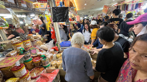 Masyarakat berburu kue lebaran di Pasar Senen, Jakarta Pusat, Minggu (23/3/2025). Foto: Haya Syahira/kumparan