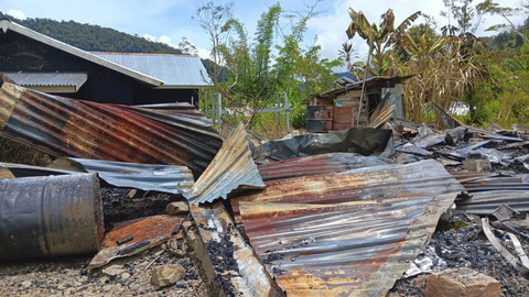Tim Satgas Koops TNI Habema Kogabwilhan III mengevakuasi jenazah guru yang menjadi korban pembunuhan oleh kelompok bersenjata Organisasi Papua Merdeka (OPM) di Distrik Anggruk, Kabupaten Yahukimo, Papua Pegunungan, Minggu (23/03/2025). Foto: Dok. Dispenad