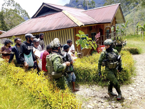 Tim Satgas Koops TNI Habema Kogabwilhan III mengevakuasi jenazah guru yang menjadi korban pembunuhan oleh kelompok bersenjata Organisasi Papua Merdeka (OPM) di Distrik Anggruk, Kabupaten Yahukimo, Papua Pegunungan, Minggu (23/03/2025). Foto: Dok. Dispenad