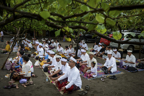 Sejumlah umat Hindu melakukan sembahyang saat upacara Melasti di Pantai Tanjung Pasir, Kabupaten Tangerang, Banten, Minggu (23/3/2025). Foto: Putra M. Akbar/ANTARA FOTO 
