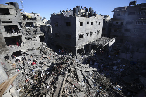Warga Palestina memeriksa puing-puing dan reruntuhan di lokasi serangan Israel pada malam sebelumnya di kamp pengungsi Nuseirat di Jalur Gaza tengah, Minggu (23/3/2025). Foto: EYAD BABA/AFP