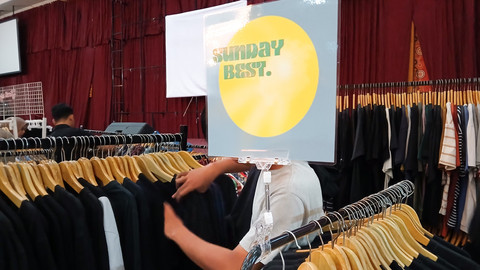 Seorang pengunjung yang sedang memiih baju di Festival Palembang Thrifting yang berlangsung di Aula Hotel Golden Sriwijaya, Minggu (23/3) Foto: ary/urban id