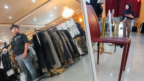 Jejeran celana pria yang terpajang di salah satu tenant Festival Palembang Thrifting 2025. Minggu (23/3) Foto: ary/urban id