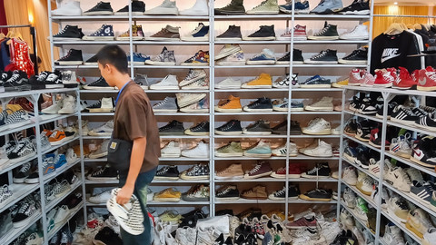 Sejumlah sepatu yang ditawarkan salah satu tenant di Festival Palembang Thrifting 2025, Minggu(23/3) Foto: ary/urban id