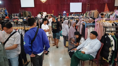 Suasana pengunjung di Festival Palembang Thrifting yag berlangsung selama 10 hari di Aula Hotel Golden Sriwijaya Palembang, Minggu (23/3) Foto: ary/urban id