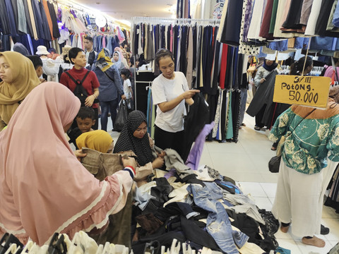 Masyarakat berburu pakaian bekas atau thrifting di Pasar Senen, Jakarta, pada Minggu (23/3/2025). Foto: Luthfi Humam/kumparan