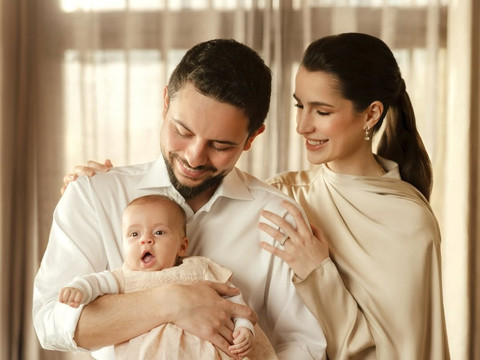 Pangeran Hussein dari Yordania bersama istrinya, Putri Rajwa Al Hussein dan anak perempuannya, Putri Iman binti Al Hussein. Foto: Instagram/alhusseinjo
