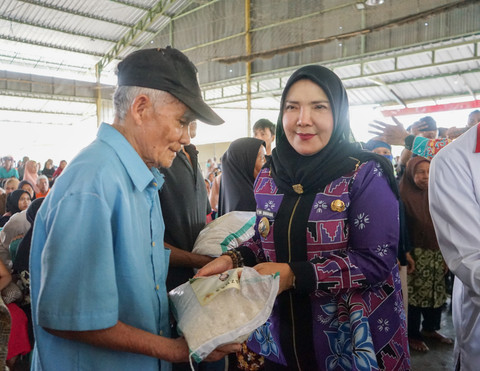Wali Kota Bandar Lampung, Eva Dwiana saat membagikan beras kepada warga | Foto : Ist