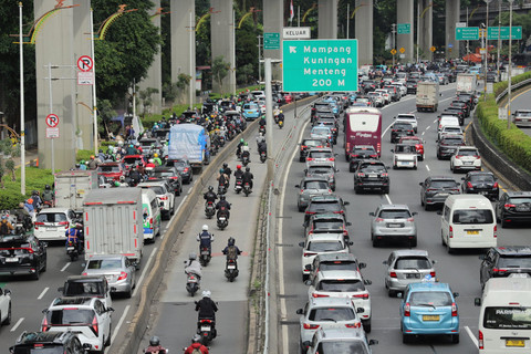 Sejumlah kendaraan memadati Tol Dalam Kota dan Jalan Gatot Subroto, Jakarta, Senin (24/3/2025). Foto: Jamal Ramadhan/kumparan