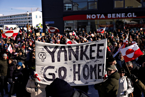 Para pengunjuk rasa ikut serta dalam pawai unjuk rasa yang berakhir di depan konsulat AS, dengan slogan, "Greenland milik rakyat Greenland", di Nuuk, Greenland, Sabtu (15/3/2025). Foto: Christian Klindt Soelbeck/Ritzau Scanpix/via REUTERS