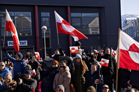 Para pengunjuk rasa ikut serta dalam pawai unjuk rasa yang berakhir di depan konsulat AS, dengan slogan, "Greenland milik rakyat Greenland", di Nuuk, Greenland, Sabtu (15/3/2025). Foto: Christian Klindt Soelbeck/Ritzau Scanpix/via REUTERS