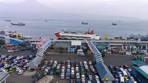 Foto udara sejumlah kendaraan antre memasuki kapal di Pelabuhan Gilimanuk, Jembrana, Bali, Senin (24/3/2025). Foto: Budi Candra Setya/ANTARA FOTO