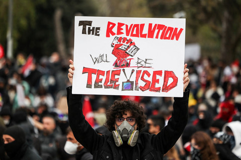 Seorang pria memegang poster selama aksi protes pada hari Wali Kota Istanbul Ekrem Imamoglu dipenjara sebagai bagian dari penyelidikan korupsi di Istanbul, Turki, Minggu (23/3/2025). Foto: Alexandros Avramidis/REUTERS 
