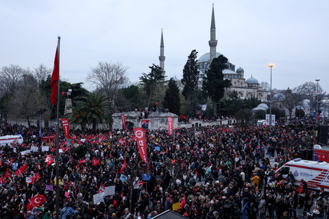 Aksi protes pada hari Wali Kota Istanbul Ekrem Imamoglu dipenjara sebagai bagian dari penyelidikan korupsi di Istanbul, Turki, Minggu (23/3/2025). Foto: Dilara Senkaya/REUTERS