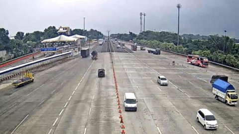 Arus lalu lintas di Tol Jakarta Cikampek pada H-7 Lebaran atau Senin (24/3/2025). Foto: CCTV Jasa Marga