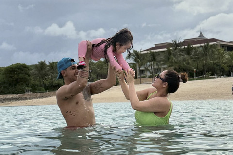 Siti Badriah bersama suami dan anaknya. Foto: Instagram/ @ sitibadriahh