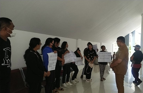 Aksi keluarga korban para pekerja migran ilegal di Kamboja di kantor DPRD Sulawesi Utara, meminta agar dicarikan solusi untuk pemulangan anggota keluarga mereka ke Indonesia.