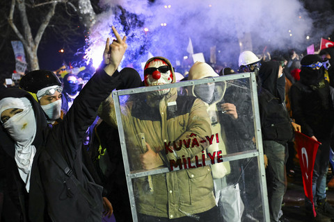 Para pengunjuk rasa mengambil bagian dalam unjuk rasa di Kota Istanbul, Minggu (23/3/2025). Foto: Yasin Akgul/AFP