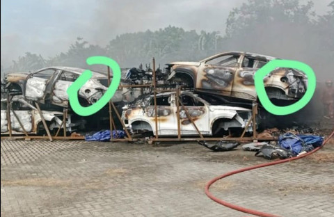 Tumpukan KD (Knocked Down) Kit model mobil Chery yang terbakar. Foto: dok. Istimewa