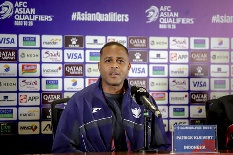 Pelatih timnas Indonesia Patrick Kluivert dalam pre-match conference di Stadion Utama Gelora Bung Karno, Jakarta, Senin (24/3/2025). Foto: Jamal Ramadhan/kumparan