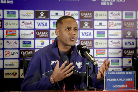Pelatih timnas Indonesia Patrick Kluivert dalam pre-match conference di Stadion Utama Gelora Bung Karno, Jakarta, Senin (24/3/2025). Foto: Jamal Ramadhan/kumparan