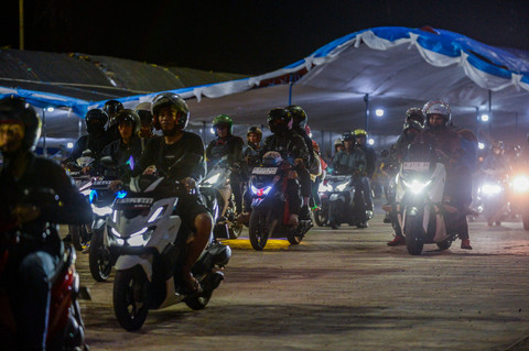 Pemudik motor melintas menuju kapal di Pelabuhan Pelindo Ciwandan, Kota Cilegon, Banten, Senin (24/3/2025).  Foto: Muhammad Bagus Khoirunas/ANTARA FOTO