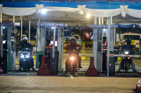 Pemudik motor melakukan pengecekan tiket di Pelabuhan Pelindo Ciwandan, Kota Cilegon, Banten, Senin (24/3/2025). Foto: Muhammad Bagus Khoirunas/ANTARA FOTO
