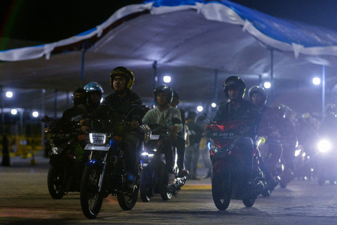 Pemudik motor melintas menuju kapal di Pelabuhan Pelindo Ciwandan, Kota Cilegon, Banten, Senin (24/3/2025).  Foto: Muhammad Bagus Khoirunas/ANTARA FOTO