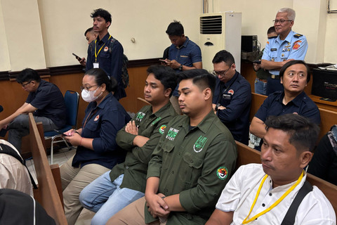 Anak bos rental korban penembakan TNI, Agam Muhammad Nasrudin dan Rizky Agam Syahputra menghadiri sidang dengan agenda pembacaan vonis di Pengadilan Militer II-08, Jakarta, Selasa (25/3/2025). Foto: Abid Raihan/kumparan