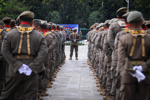 Sejumlah Satpol PP DKI Jakarta mengikuti apel HUT Satpol PP ke-75 di Plaza Selatan Monas, Jakarta Pusat, Selasa (25/3/2025). Foto: Iqbal Firdaus/kumparan