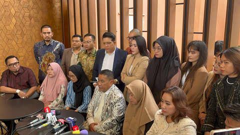 Anggota keluarga Polisi yang ditembak di Lampung memberikan keterangan pers di Kelapa Gading, Jakarta Utara, Selasa (25/3/2025). Foto: Rayyan Farhansyah/kumparan