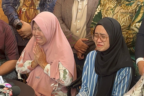 Kakak dan anak Almarhum AKP Anurmerta Lusianto Parwati di Kelapa Gading, Jakarta Utara, Selasa (25/3/2025). Foto: Rayyan Farhansyah/kumparan