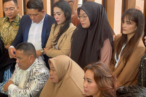 Ibu dari almarhum Briptu Anumerta M Ghalib Surya Ganta Suryalina (kerudung coklat) dan kakak kandungnya Fitri (kerudung Hitam) memberikan keterangan pers di Kelapa Gading, Jakarta Utara, Selasa (25/3/2025). Foto: Rayyan Farhansyah/kumparan