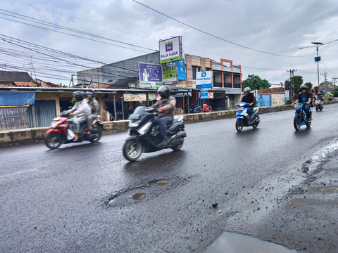 Sejumlah pengendara melintasi jalur mudik yang rusak di kawasan Karawang, Selasa (25/3). Foto: Dok. kumparan
