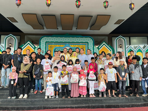 Bebby Nailufa berfoto bersama anak-anak usai berbelanja baju lebaran. Foto: Dok, Istimewa