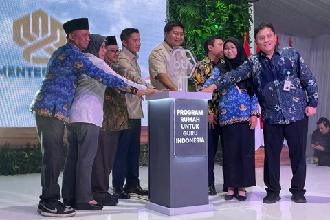 Menteri PKP Maruar Sirait, Kepala BPS Amalia Adininggar Widyasanti, Sekretaris Kabinet Teddy, serta jajaran saat Penandatanganan Kesepakatan Bersama dan Perjanjian Kerja Sama Program Rumah untuk Guru, Selasa (25/3/2025). Foto: Najma Ramadhanya/kumparan