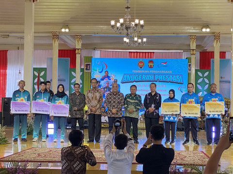 Gubernur DIY HB X bersama para atlet. Foto: Resti Damayanti/Pandangna Jogja