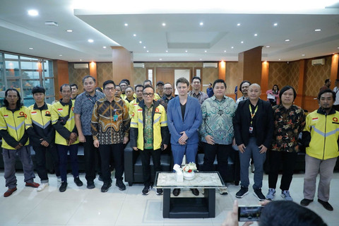 Wamenaker Immanuel Ebenezer menyerahkan Bonus Hari Raya (BHR) kepada para driver ojek online, kurir, dan taksi online yang tergabung dalam platform Maxim di kantor Maxim Jakarta, Senin (24/3/2025). Foto: Kemnaker RI
