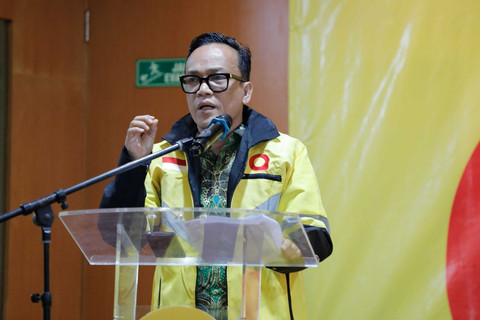 Wamenaker Immanuel Ebenezer menyerahkan Bonus Hari Raya (BHR) kepada para driver ojek online, kurir, dan taksi online yang tergabung dalam platform Maxim di kantor Maxim Jakarta, Senin (24/3/2025). Foto: Kemnaker RI