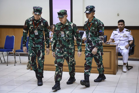 Terdakwa kasus pembunuhan bos rental mobil Sertu Rafsin Hermawan (kiri), Sertu Akbar Adli (tengah), dan Kelasi Kepala Bambang Apri Atmojo (kanan) saat sidang pembacaan putusan di Pengadilan Militer II-08 Jakarta, Selasa (25/3/2025). Foto: Dhemas Reviyanto/ANTARA FOTO
