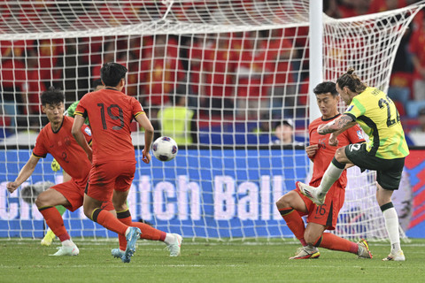 Pemain Timnas Australia menendang bola kearah gawang China pada pertandingan Ronde Ketiga Kualifikasi Piala Dunia 2026 di Stadion Pusat Olahraga Olimpiade Hangzhou, Cina, Selasa (25/3/2025).
Foto: Hector Retamal/AFP