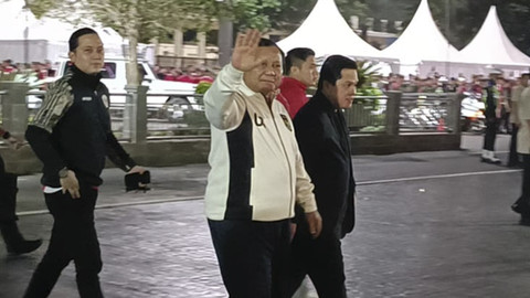 Presiden Prabowo Subianto melambaikan tangan kearah wartawan saat menyaksikan pertandingan Timnas Indonesia melawan Timnas Bahrain dalam kualifikasi Piala Dunia di Stadion Utama Gelora Bung Karno, Senayan, Jakarta, Selasa (25/3/2025). Foto: Zamachsyari/kumparan