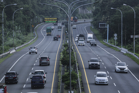 Sejumlah kendaraan melaju di Jalan Tol Trans Jawa Ruas Tanjungmas - Srondol, Semarang, Jawa Tengah, Selasa (25/3/2025). Foto: Makna Zaezar/ANTARA FOTO