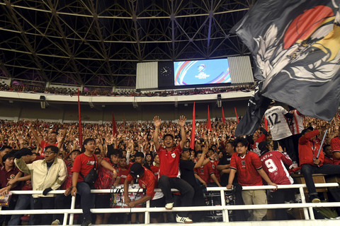 Pendukung Timnas Indonesia meneriakkan yel-yel pada pertandingan putaran ketiga Kualifikasi Piala Dunia 2026 Zona Asia antara Timnas Indonesia melawan Timnas Bahrain di Stadion Utama Gelora Bung Karno, Senayan, Jakarta, Selasa (25/3/2025). Foto: Fathul Habib Sholeh/ANTARA FOTO